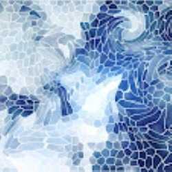 Рыжая дивчина носит белую пушистую овчину